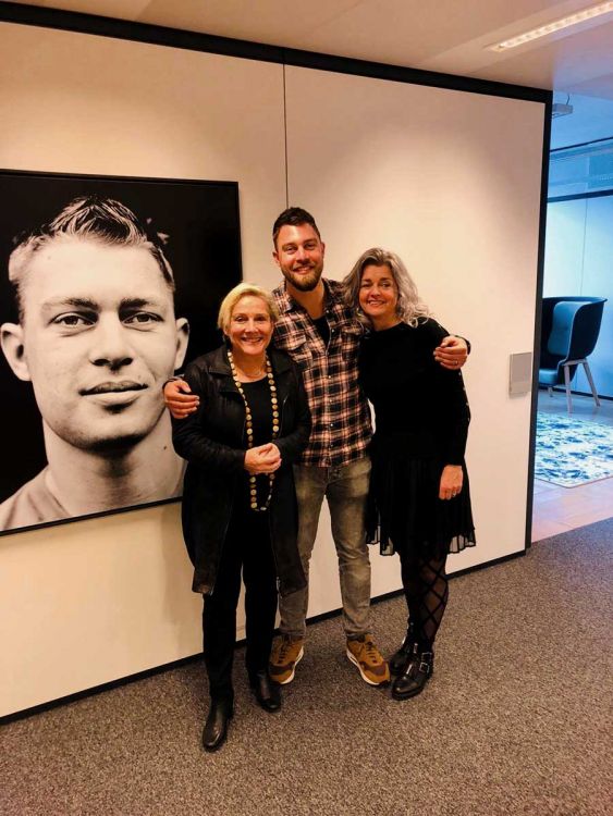 Jasper with the minister of Defence and Claire